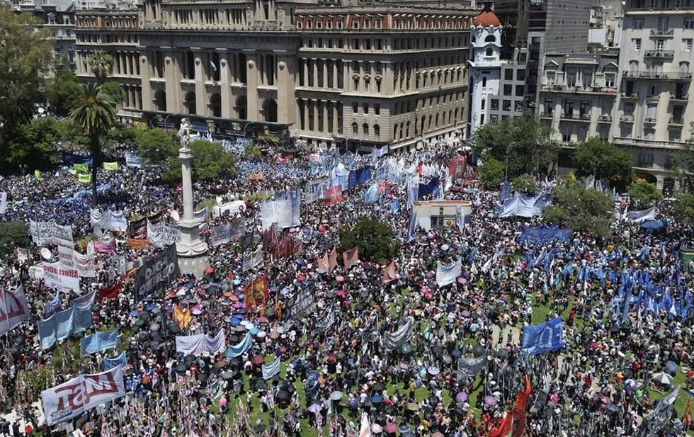 Marchan sindicatos y organizaciones contra decreto de Milei