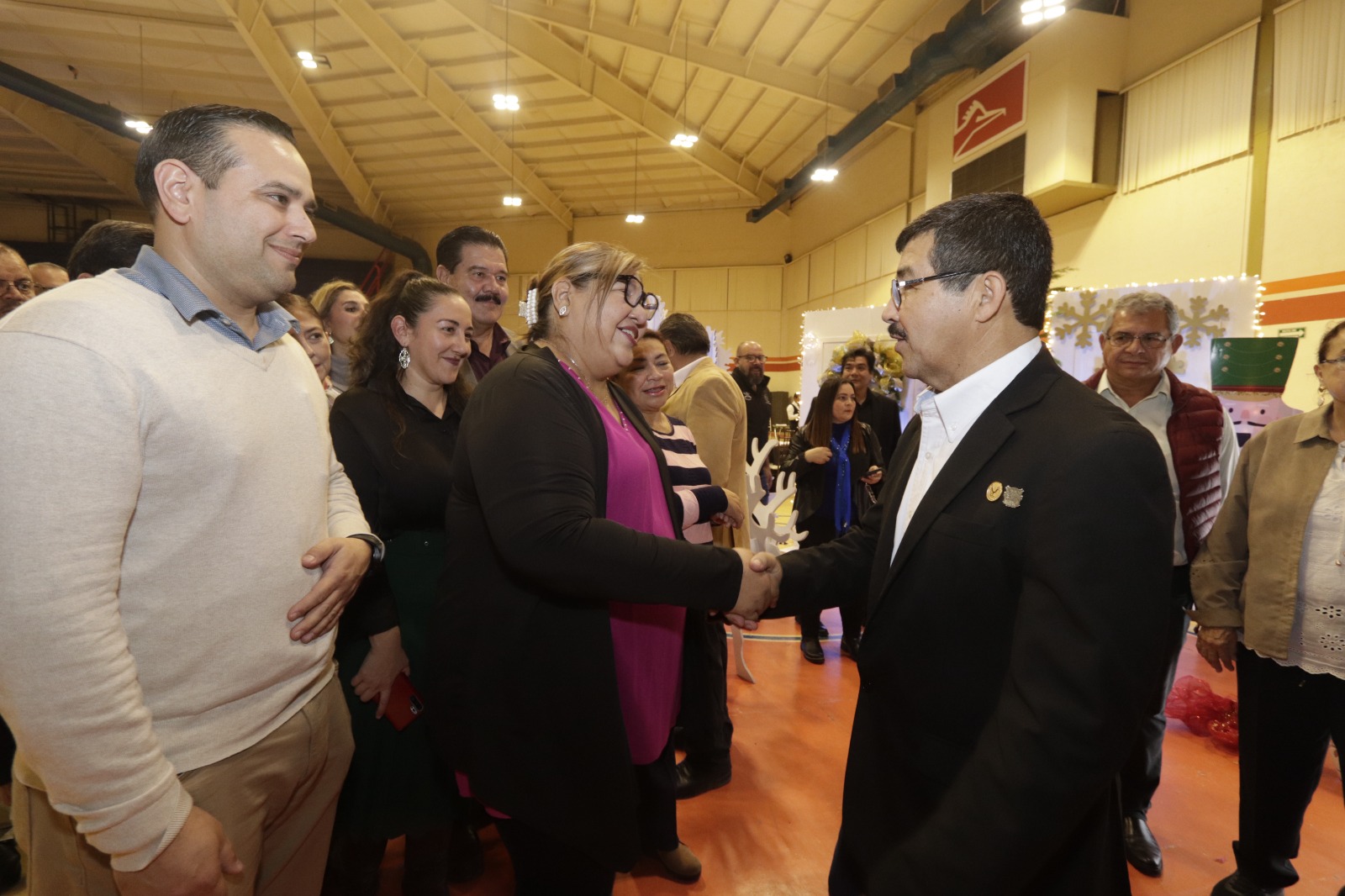 Rector Dámaso Anaya y docentes de la UAT comparten festejo navideño