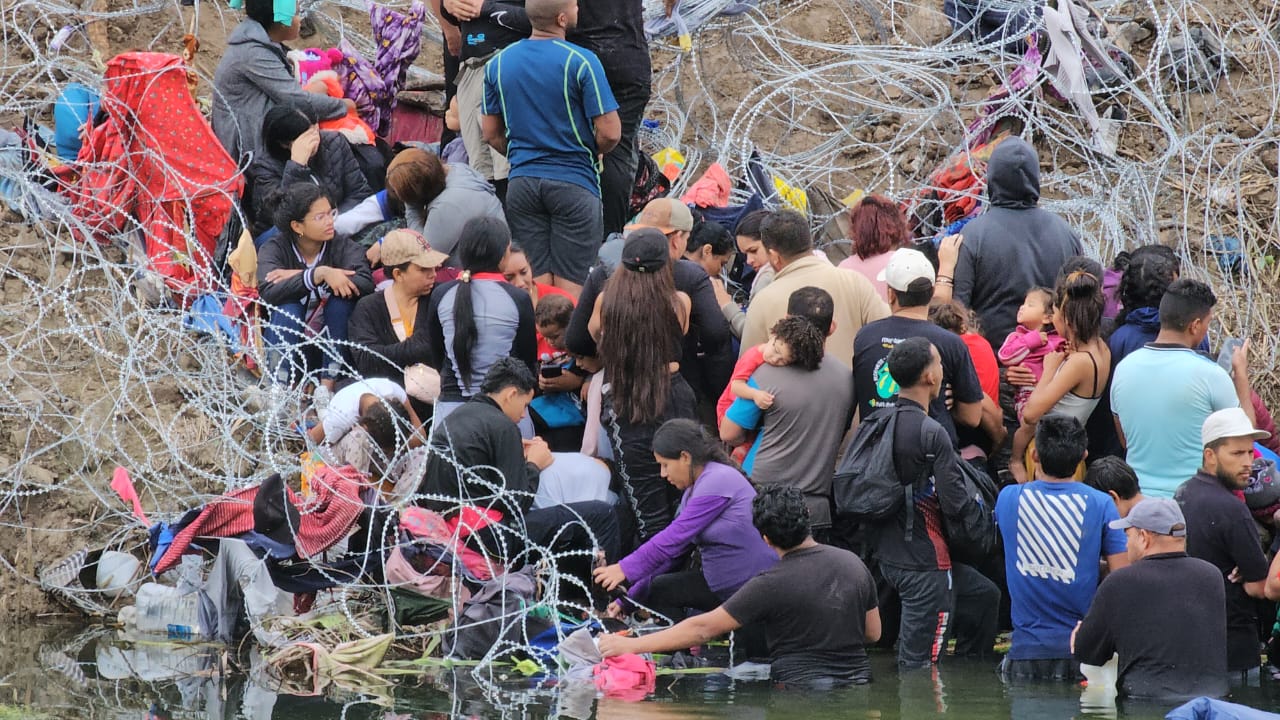 Migrantes barados en el río Bravo