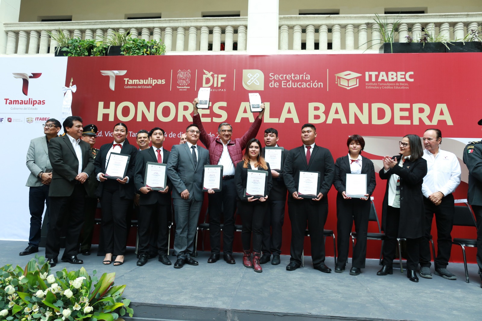 Entrega gobernador 117 mdp en becas y reconoce a los alumnos destacados