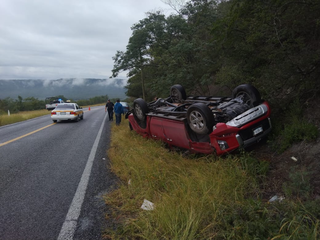 Guardia Estatal auxilia a viajeros tras derrape y volcadura