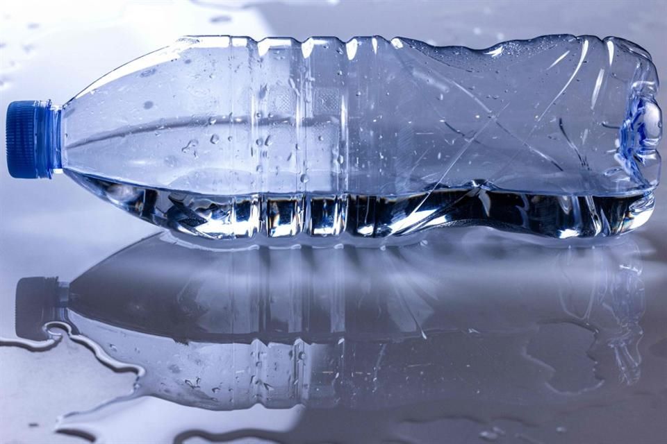 Contiene agua embotellada pedazos de plástico, según estudio