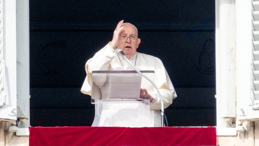 Defiende Papa bendiciones a parejas homosexuales