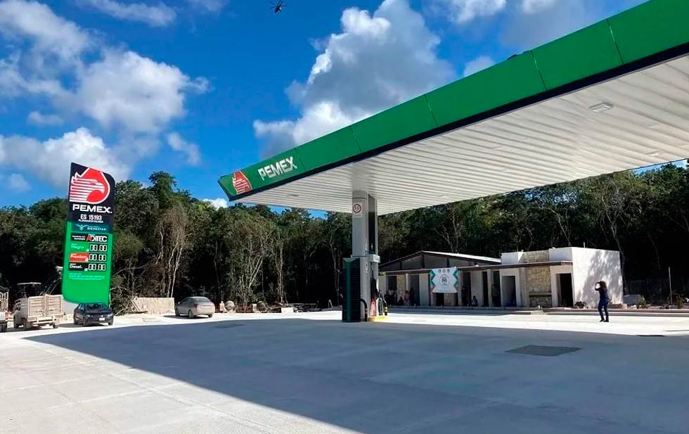 Inaugura AMLO gasolinera del Bienestar a medias