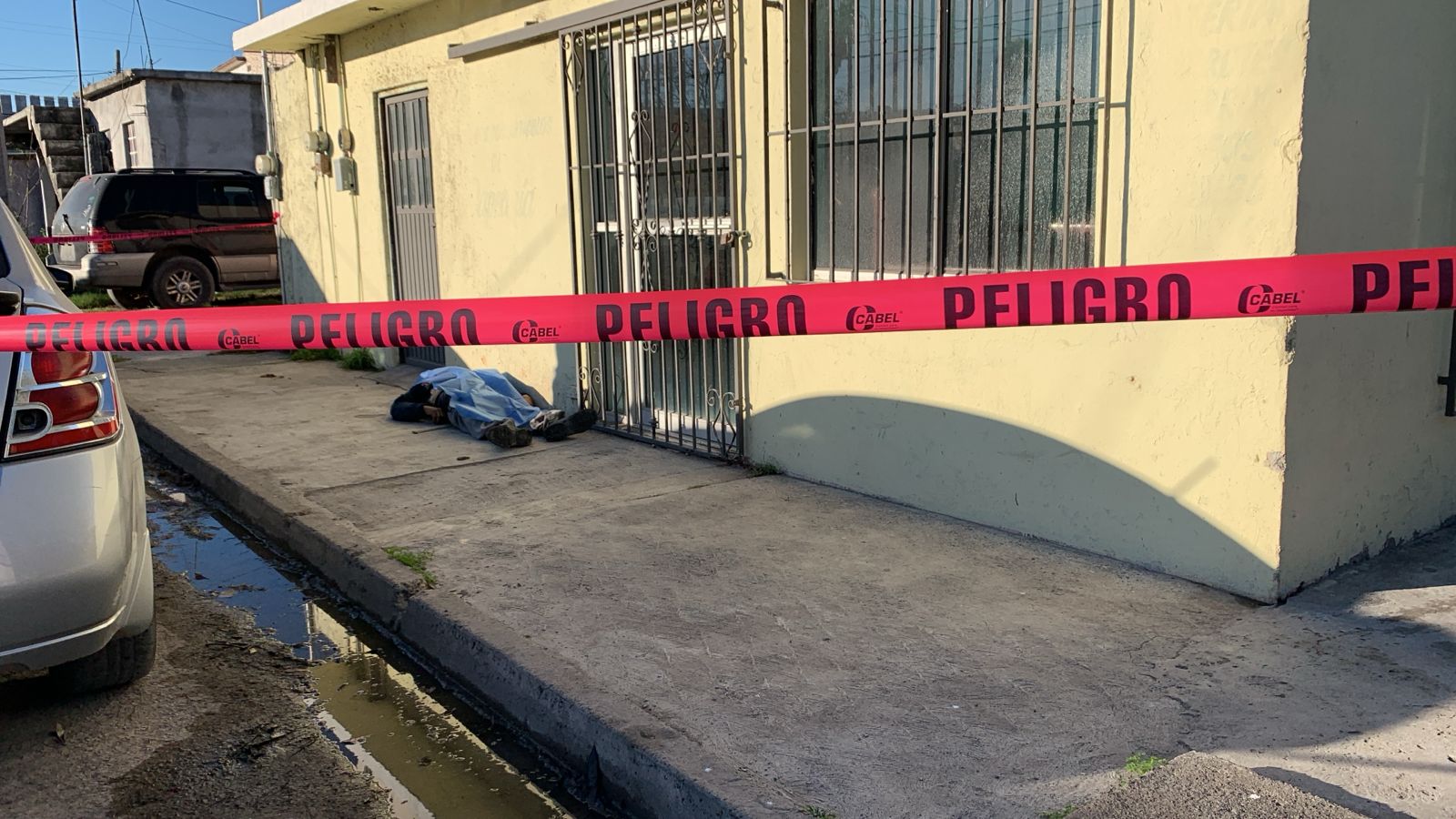 Infarto le quita la vida a un indigente; queda tendido en la banqueta