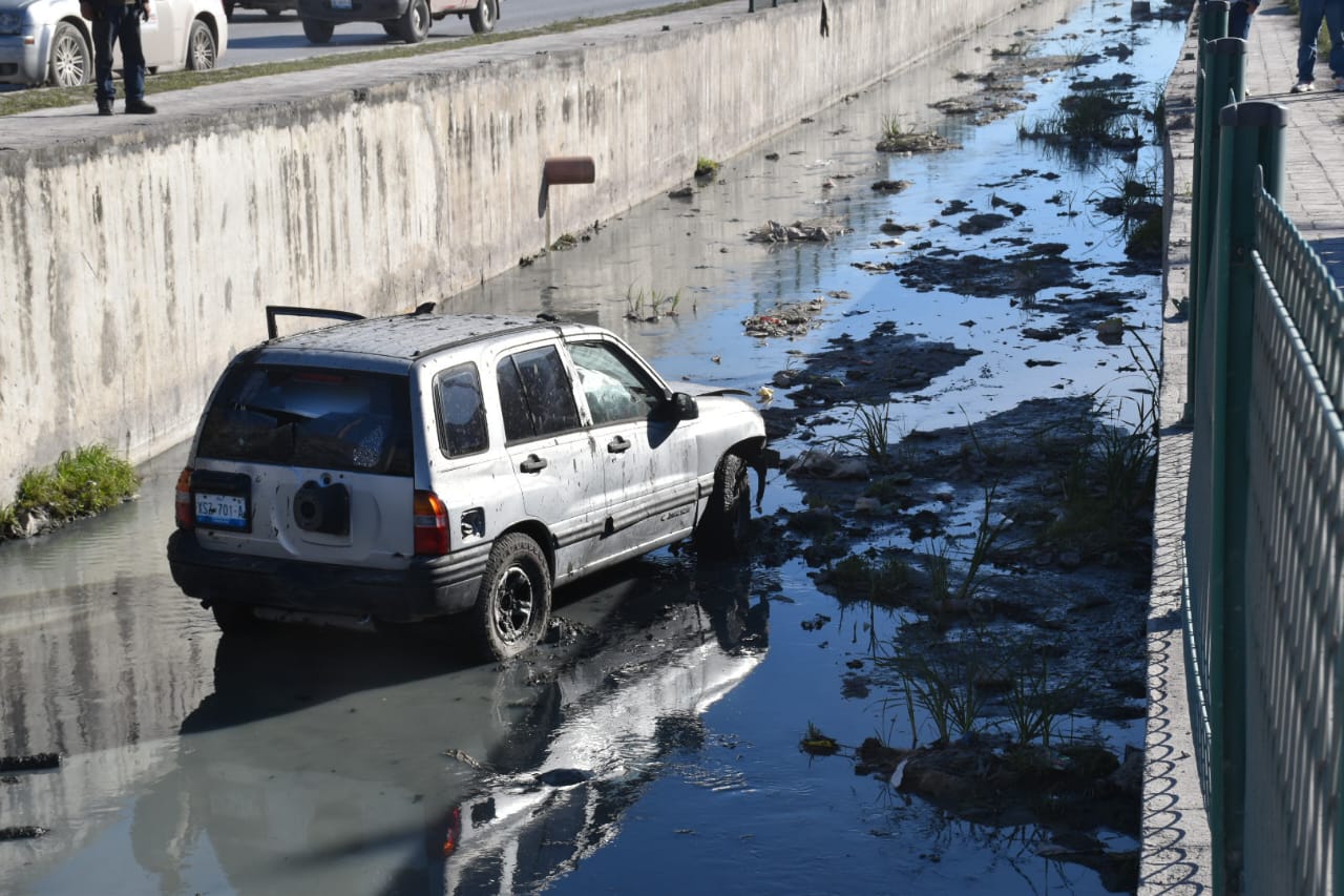 Mujer se lesiona al caer a canal con todo y camioneta 