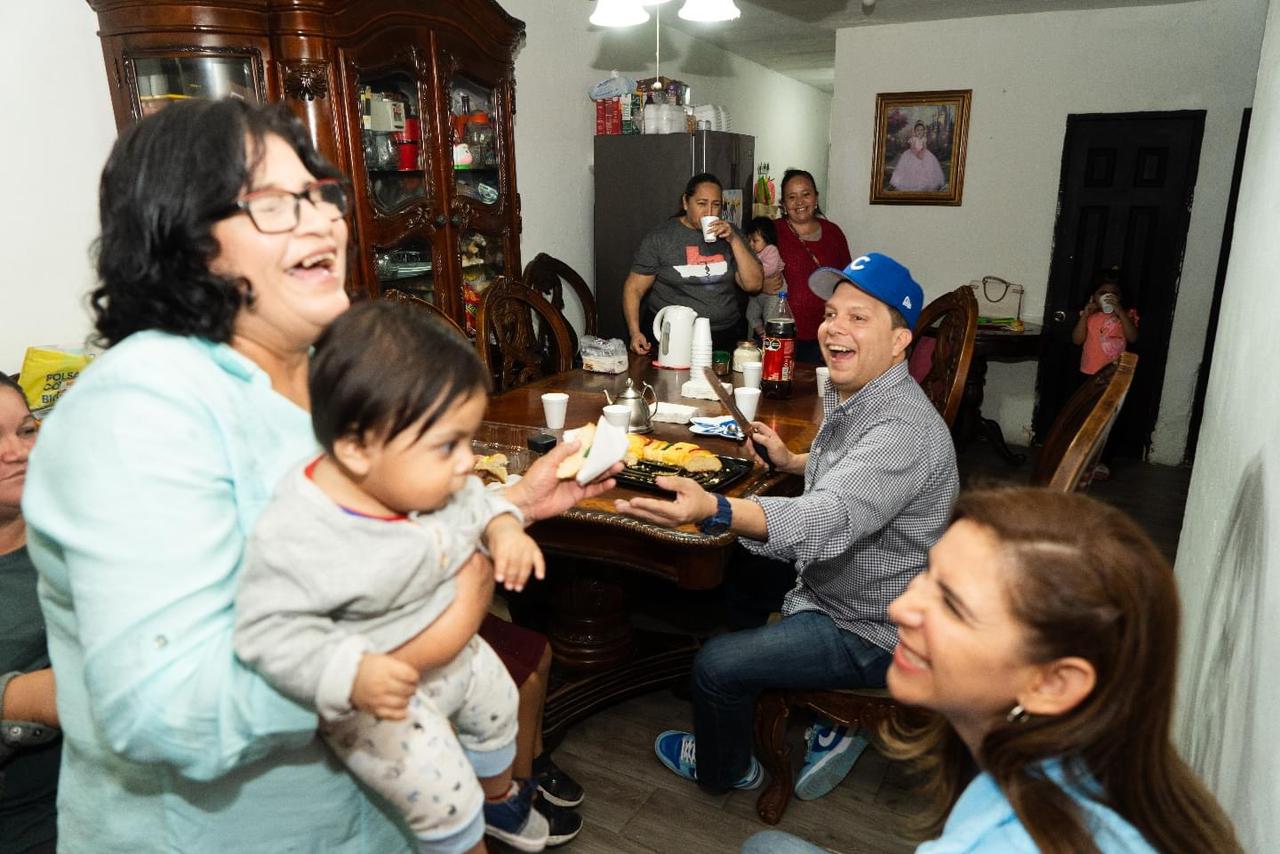 Luis René “Cachorro” Cantú la tradicional Rosca de Reyes con familias reynosenses