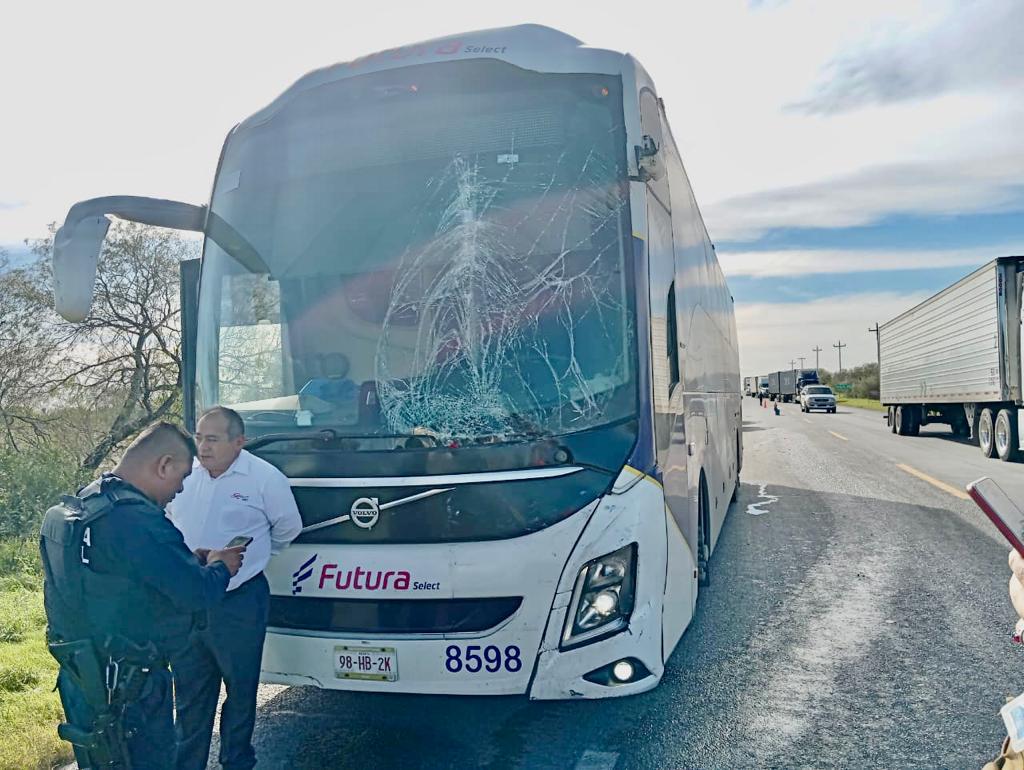 Choque por alcance de autobuses deja solo daños materiales