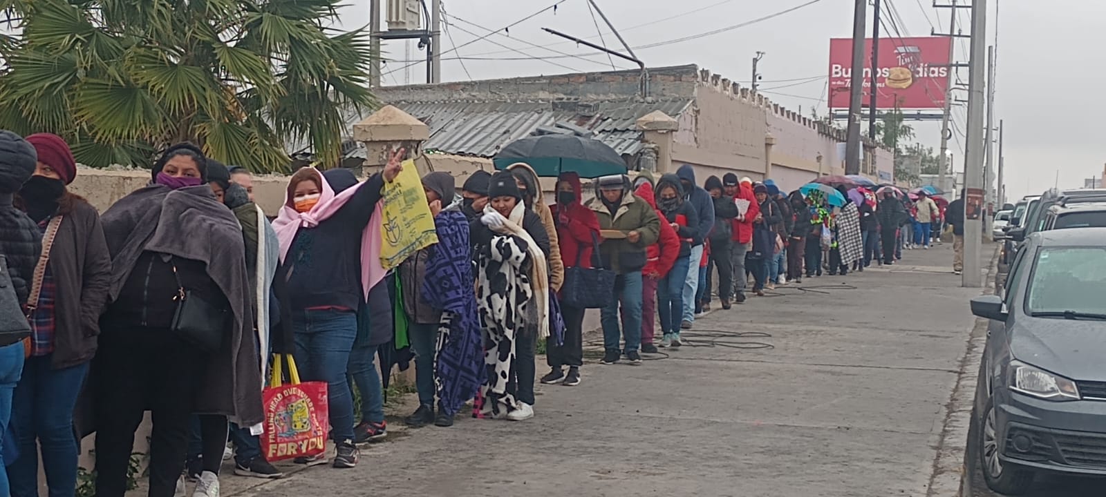 En Reynosa padres de familia bajo la lluvia y frío para recibir becas municipales