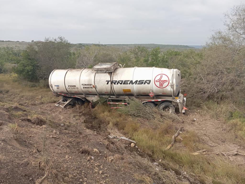 POSIBLE DERRAME DE DIESEL POR FALLA EN TRACTO CAMIÓN