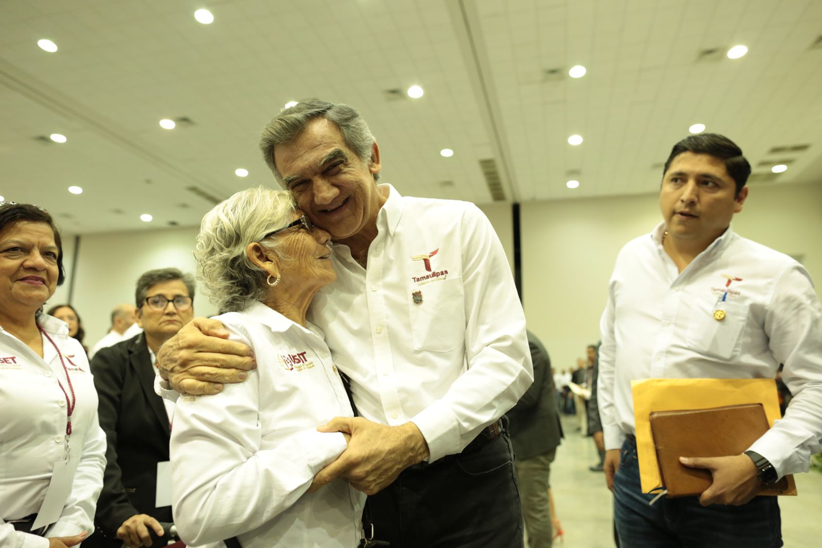 Anuncia Américo aumento del 20% a burócratas