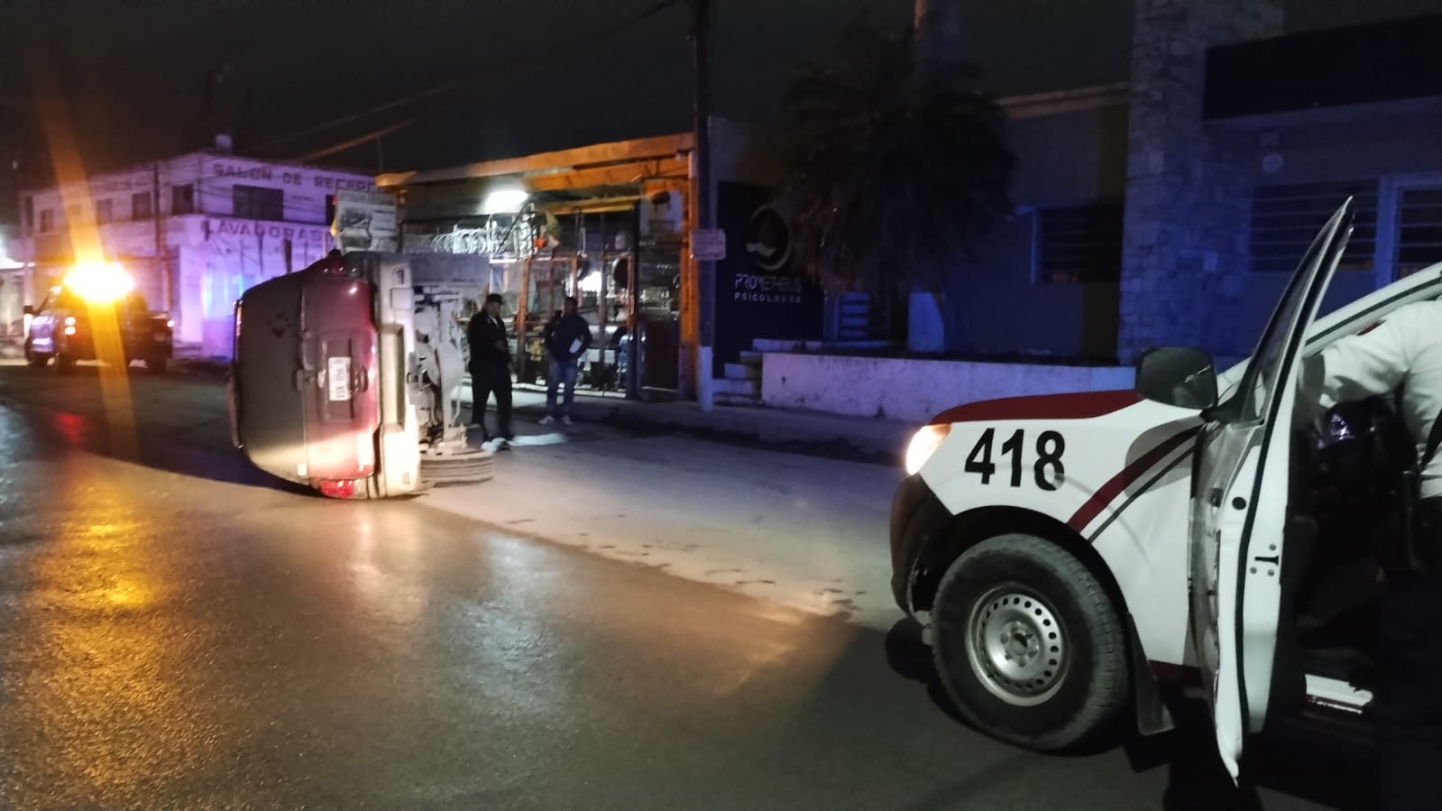 Borracho daña su camioneta al volcar