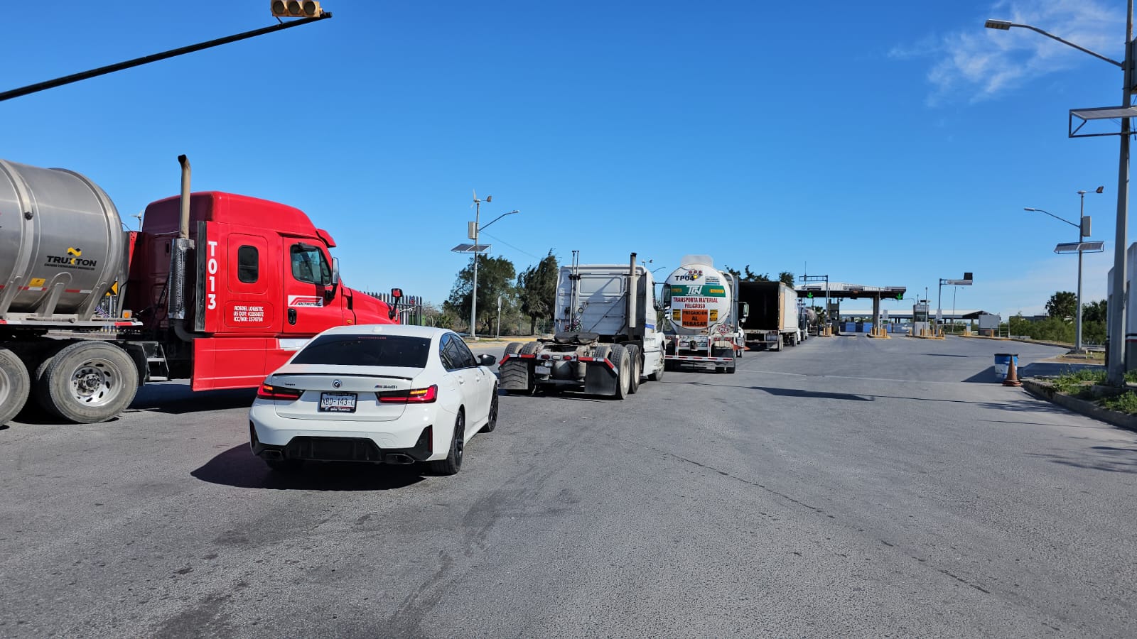 Falla sistema de Aduanas y genera fila kilométrica de trailers