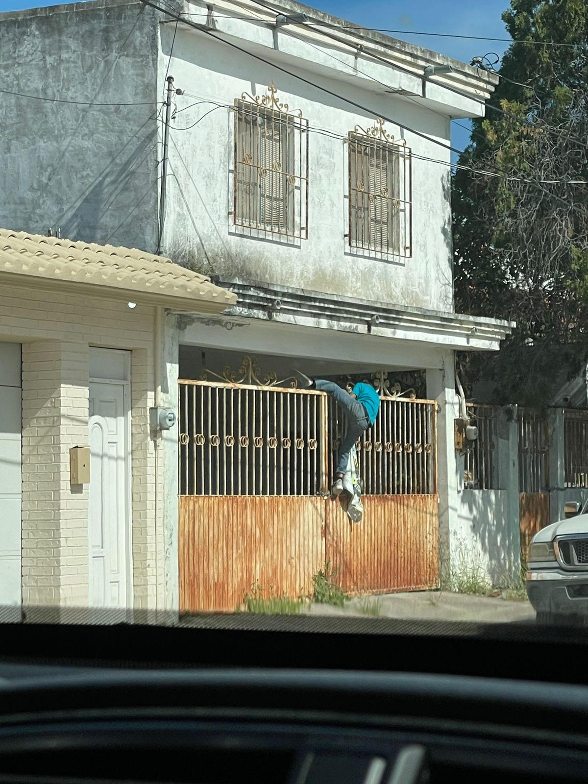 Sorprendieron a menor de edad robando una casa en Reynosa