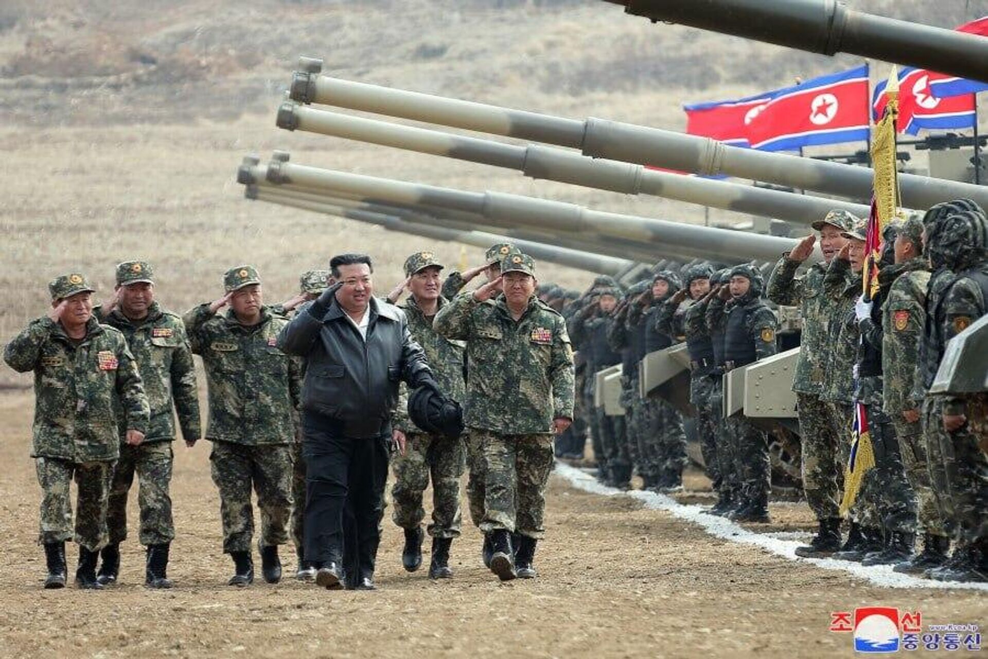 El mandatario en persona Kim Jong presenta nuevo tanque de combate