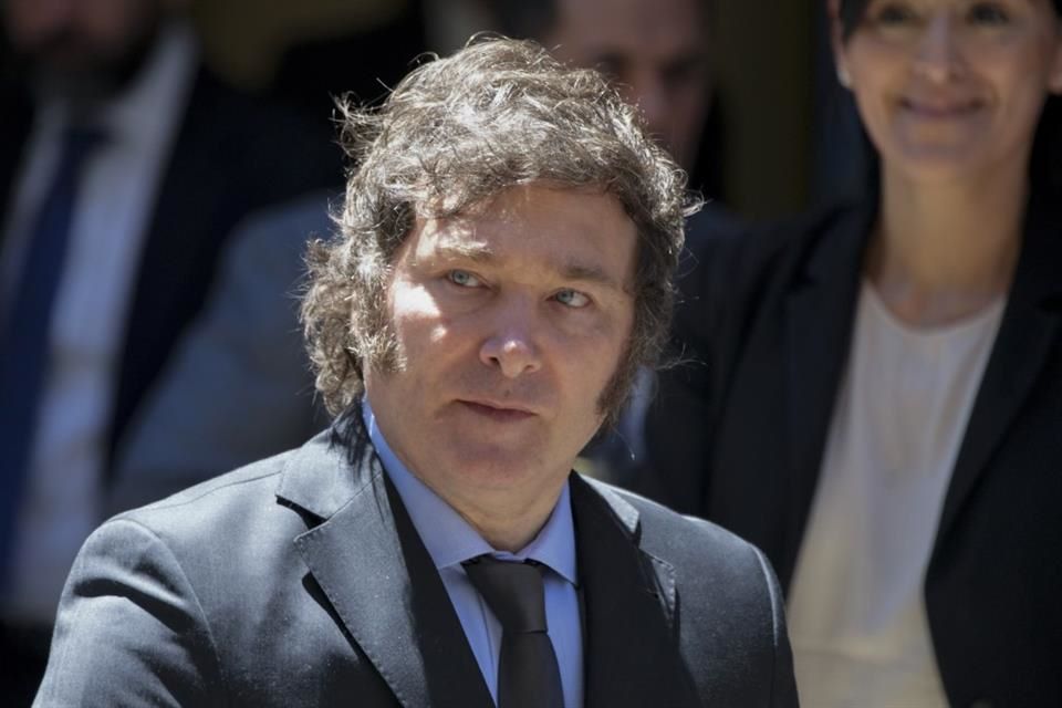 Se lanza Milei contra el aborto frente a estudiantes
