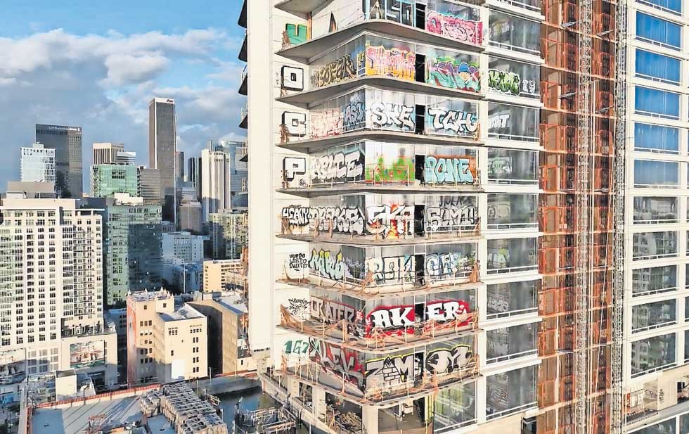 Pone grafiti al descubierto torres de lujo abandonadas