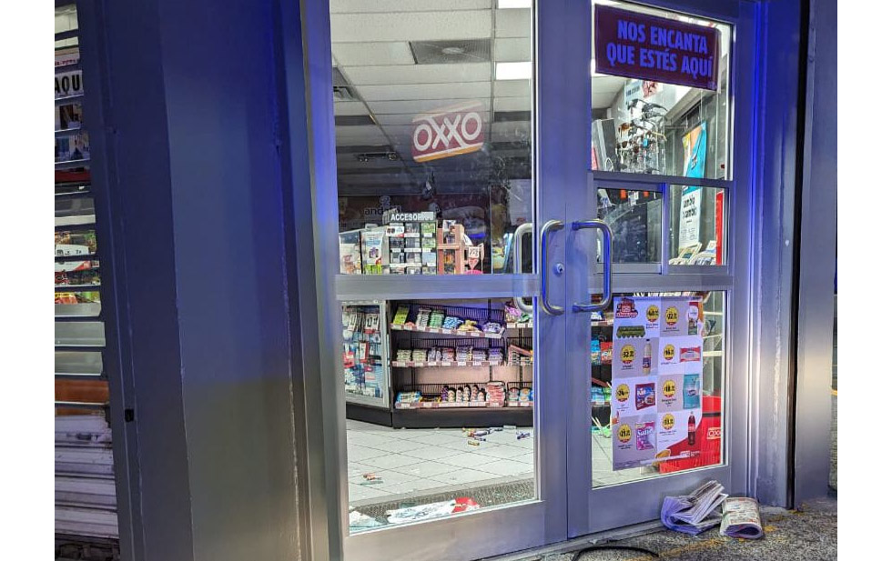 Robó Oxxo, tomó cervezas y fumó cigarros dentro de la tienda