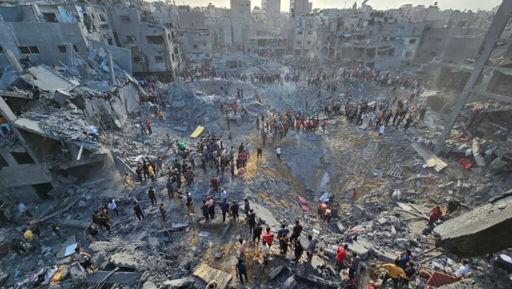 Israel ataca multitud de Hamas que esperaba ayuda humanitaria