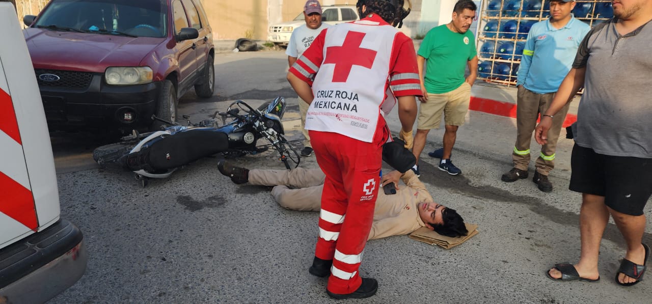 Embiste camioneta a motociclista