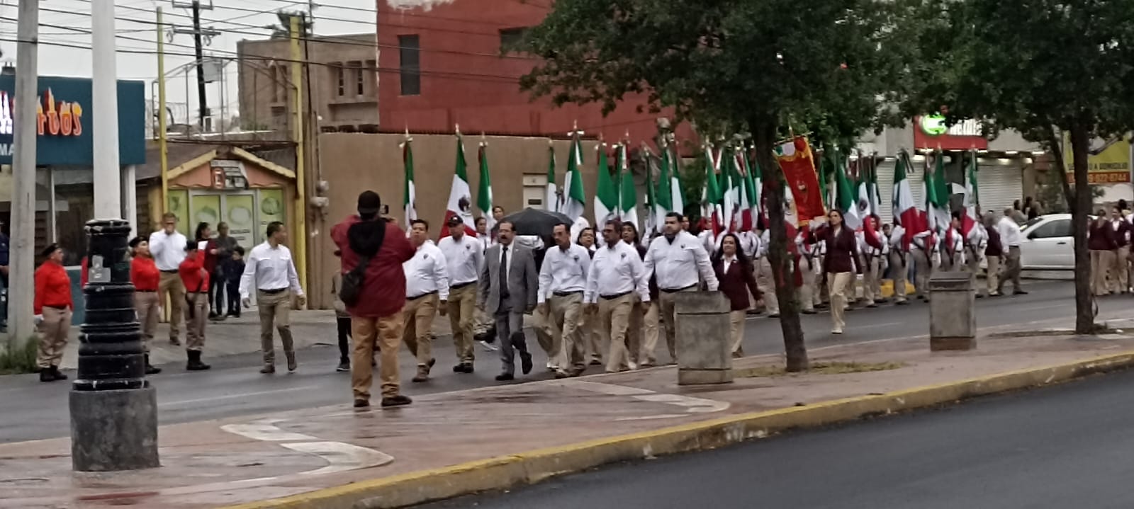 Bajo lluvia desfilan petroleros en Reynosa