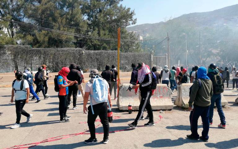Normalistas protestan y arremeten contra FGE expresando su impotencia