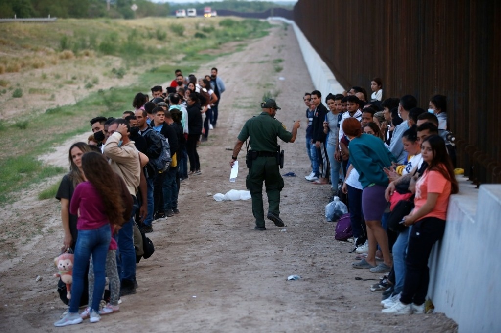 Vuelven a bloquear ley de Texas para arrestar a migrantes