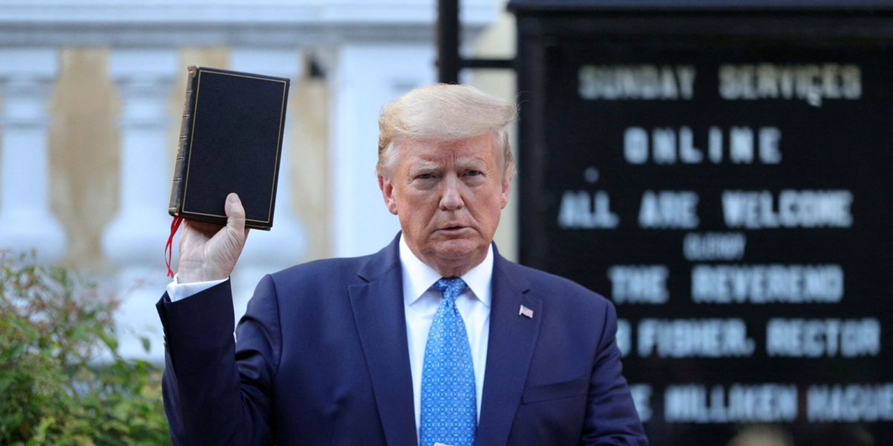 Trump vende biblias en Semana Santa para costear gastos legales