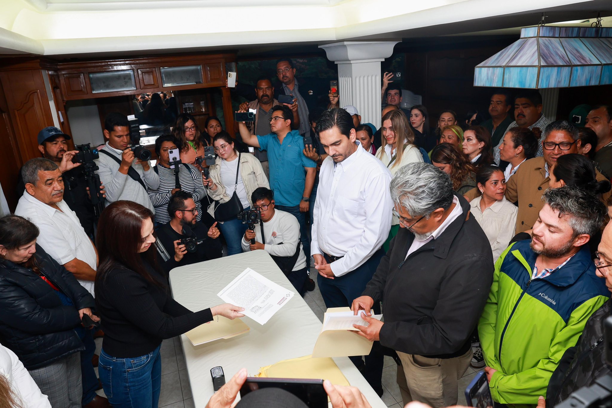 Por falta de documentos vigentes, candidatura de Carlos Peña en peligro