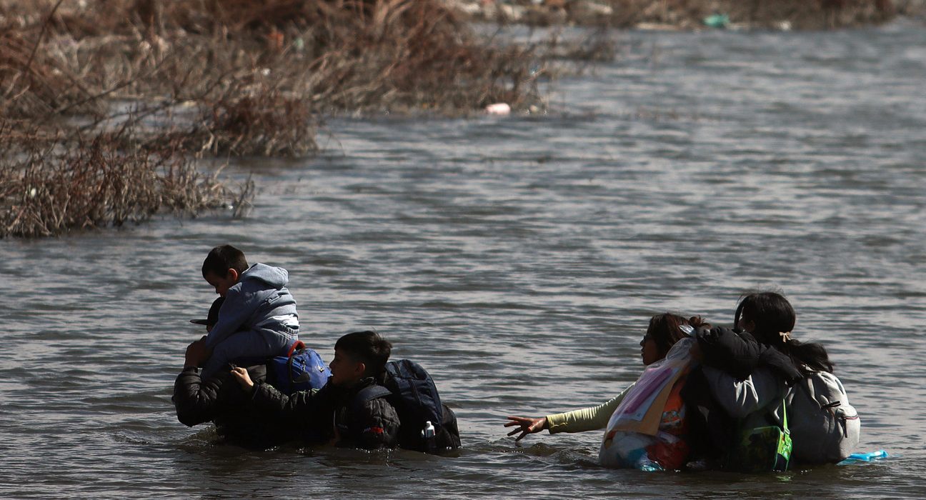 Se vuelven victimas de abusos los migrantes en México