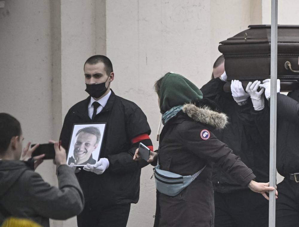 Expresiones como “Putin Asesino” destacaron en despedida a Navalny