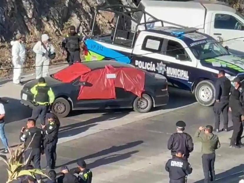 Hallan 7 cuerpos en vehículo en Puebla
