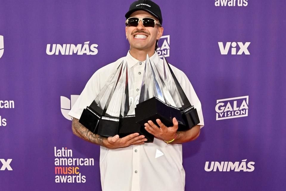 Triunfan Feid y Karlo G en los Latin AMAs
