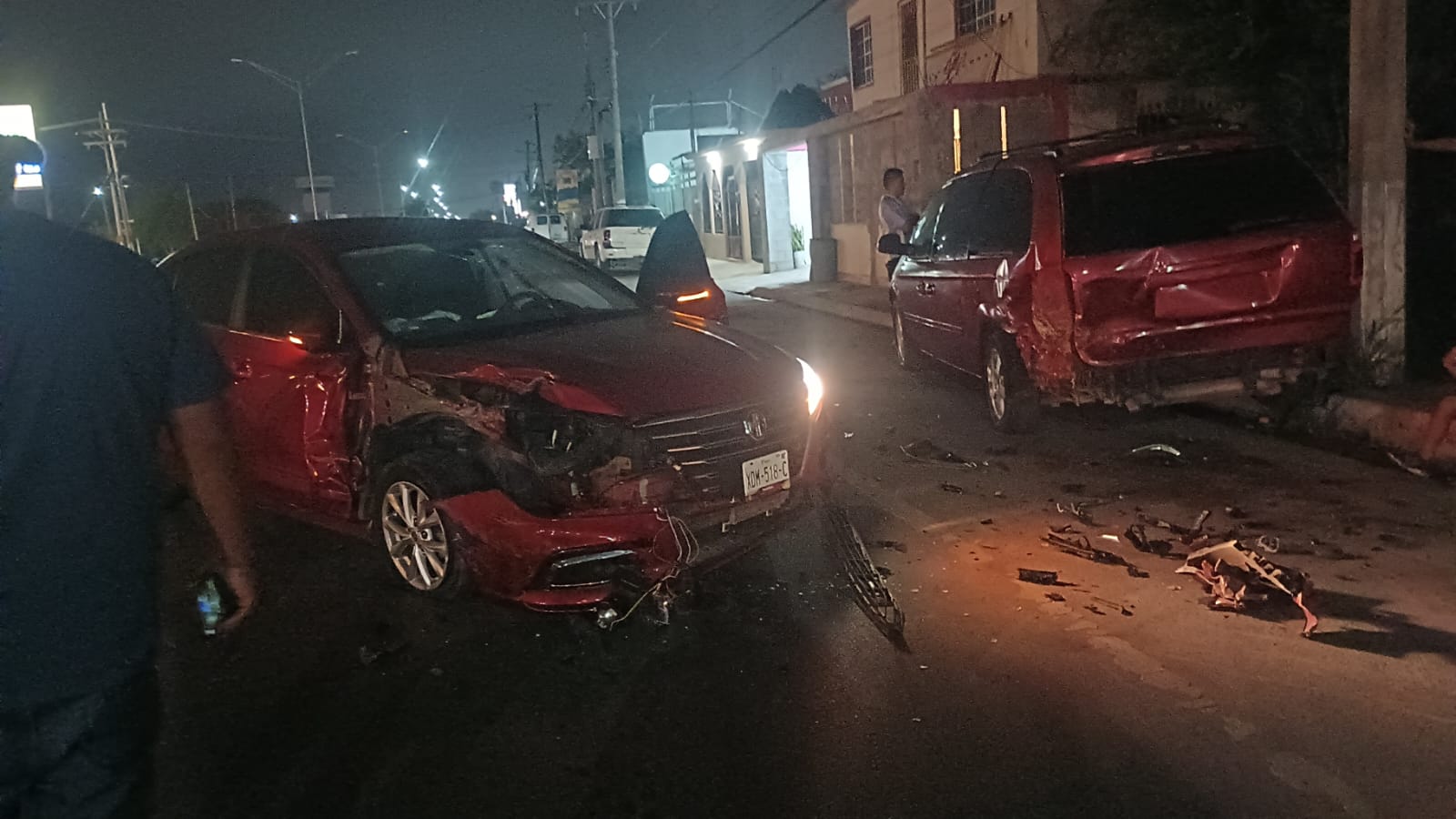Aparatoso accidente vial, dejó cuantiosos daños materiales.