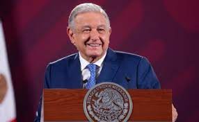 Afores manejan fondos ilegalmente sin reclamar: AMLO