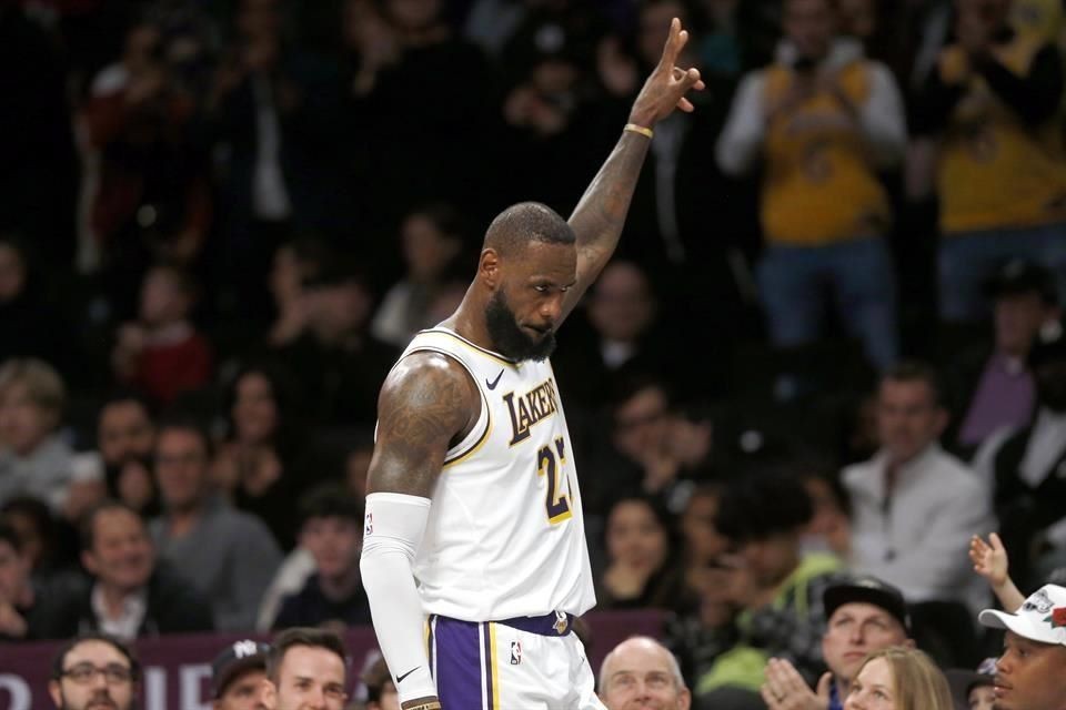 LeBron anota 40 puntos e iguala marca personal de triples