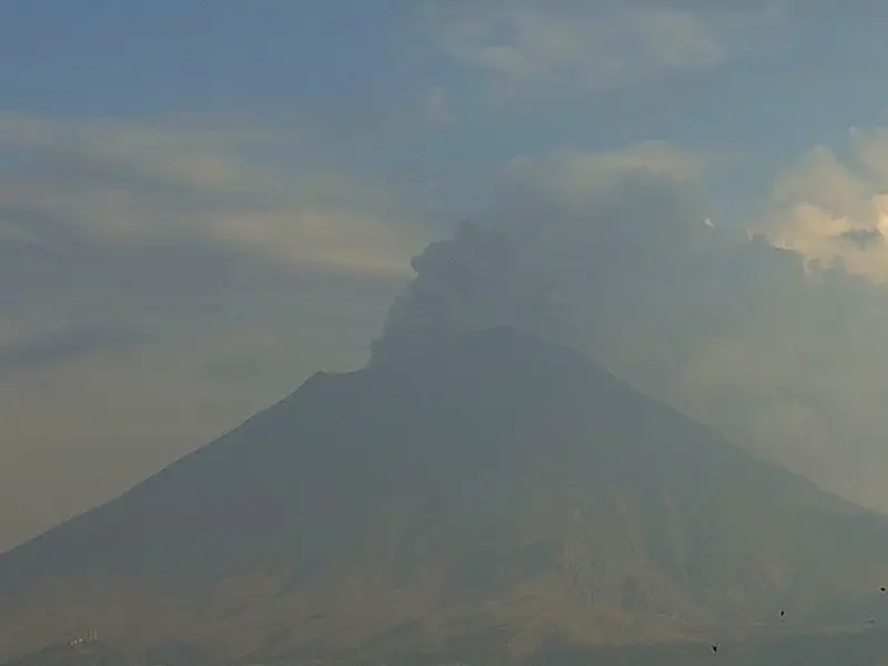 Popocatépetl aumenta a más el nivel de tremor y arroja ceniza
