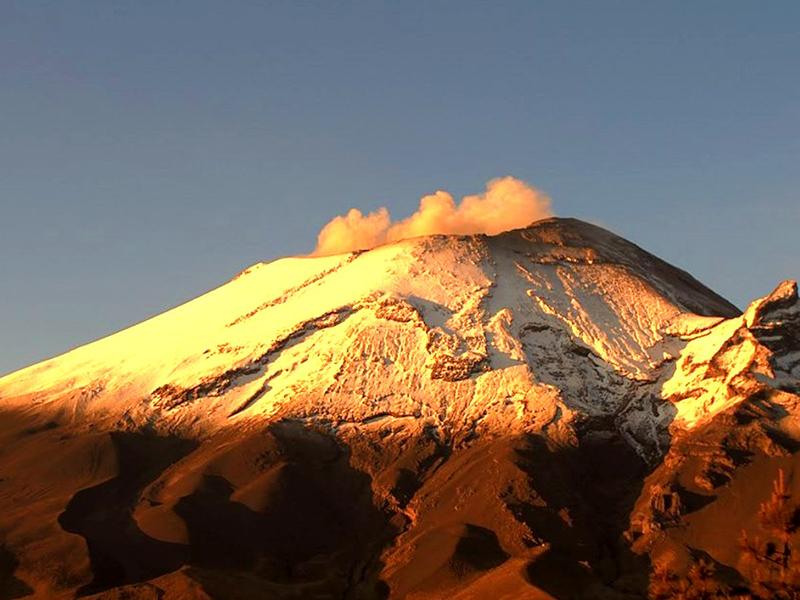 Reportaron el Popocatépetl nevado al amanecer y registran casi 10 horas de tremor