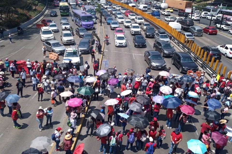 Bloquea CNTE el Circuito Interior y varios puntos en CDMX