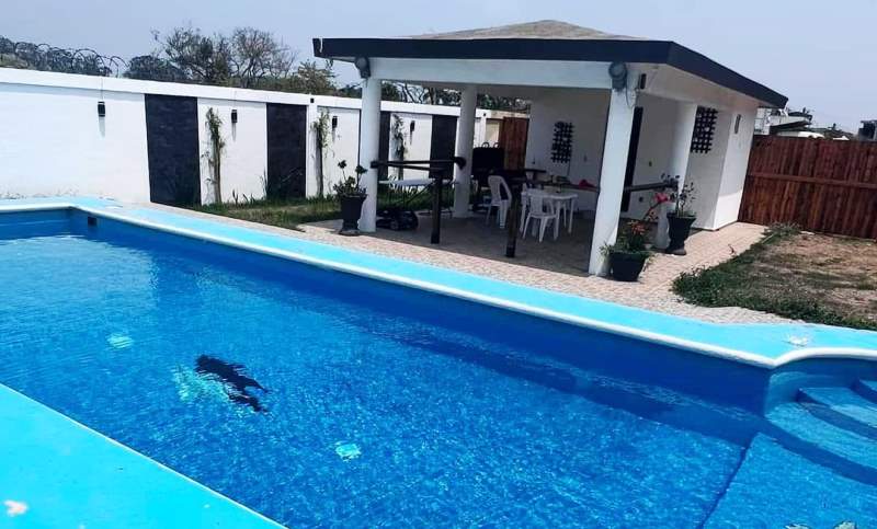 Regala agua de su alberca ante crisis en Tamaulipas; “pueden venir con sus cubetas”