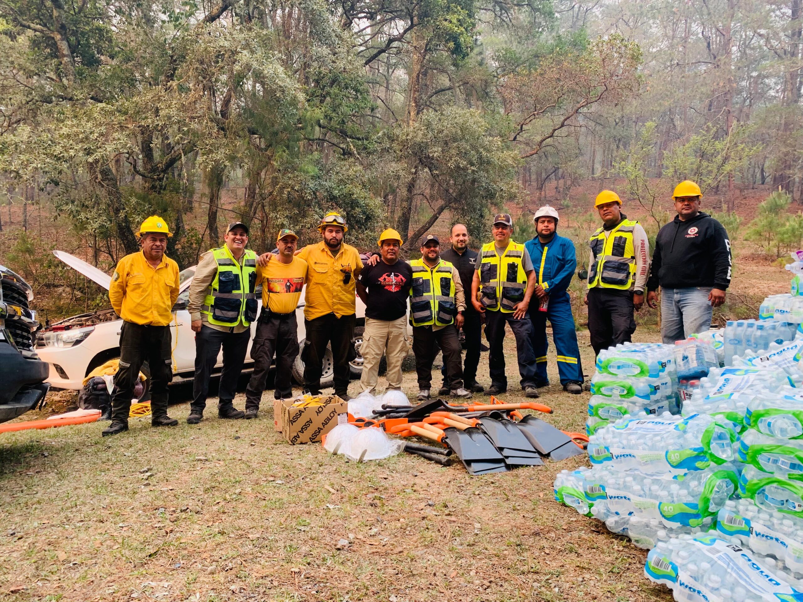 Apoyan a brigadistas que combaten incendio en Sierra Madre Oriental