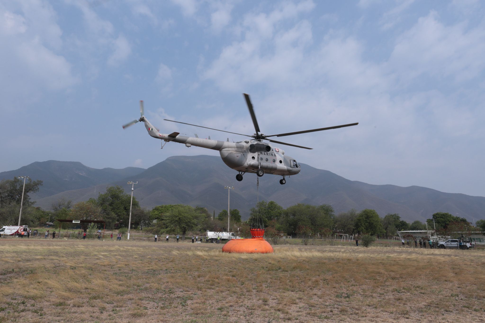 Inicia helicóptero de SEMAR combate a incendio en Cañón del Novillo
