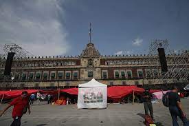 Permanecerán en el planton del Zócalo los maestros de CNTE