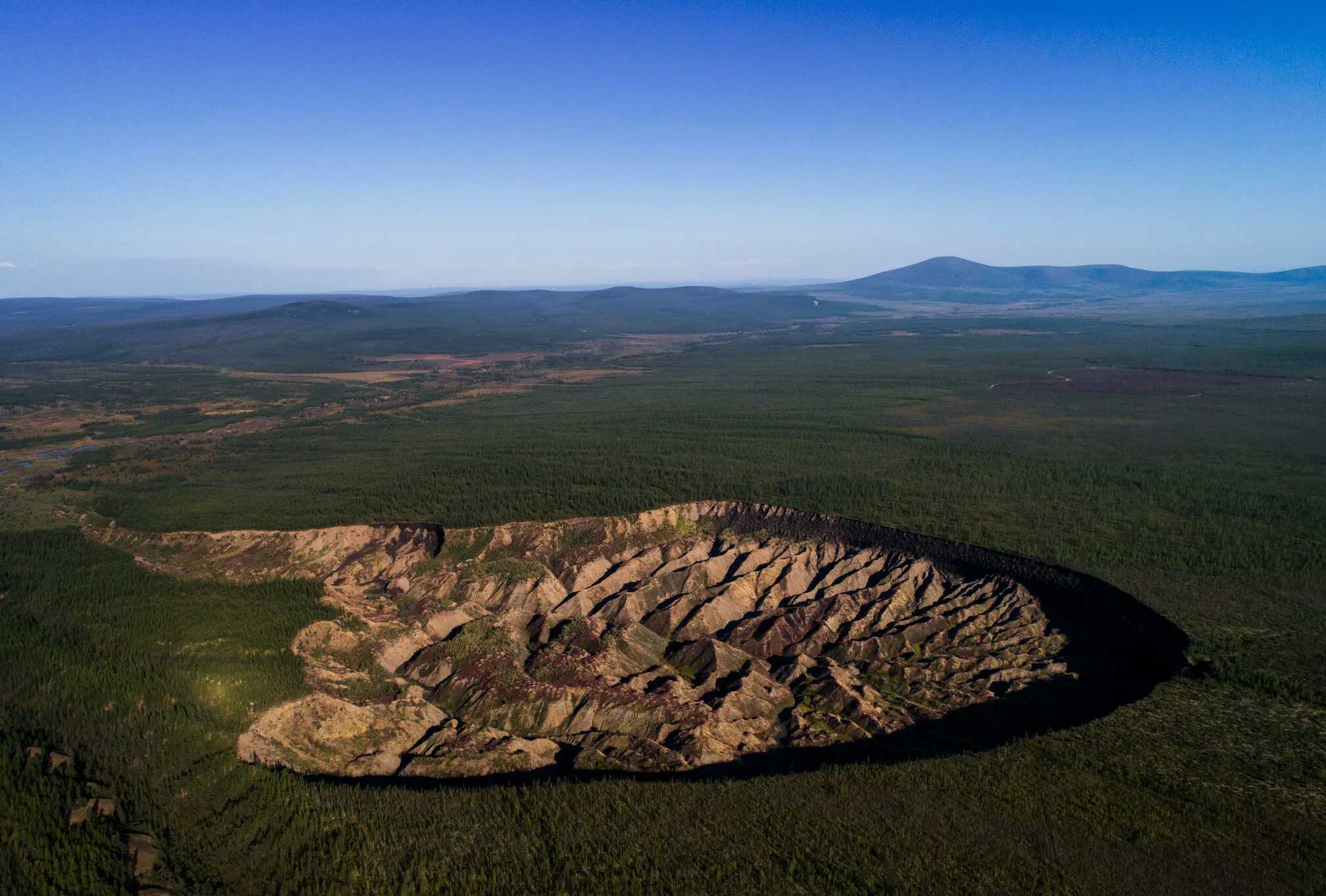 Un cráter gigante en Siberia se está descongelando tras altas temperaturas en el mundo