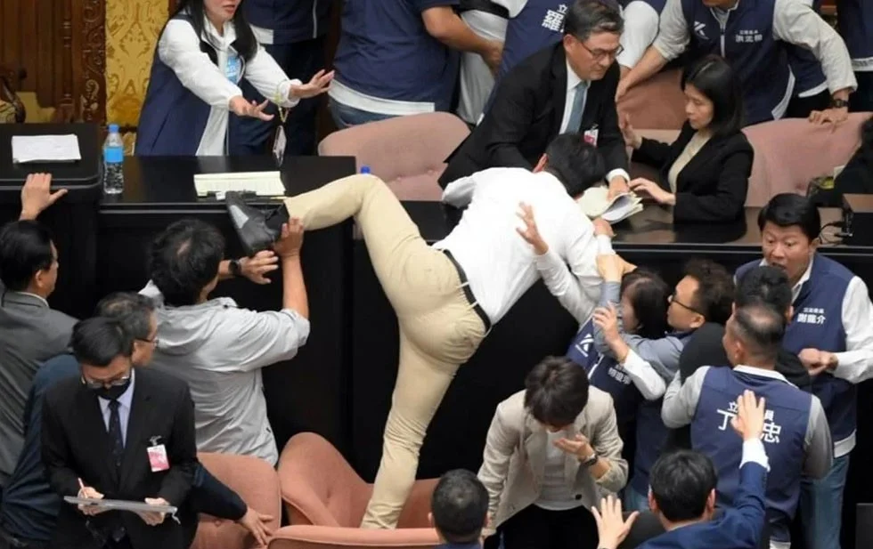 Legisladores taiwaneses se pelean en Parlamento por reforma