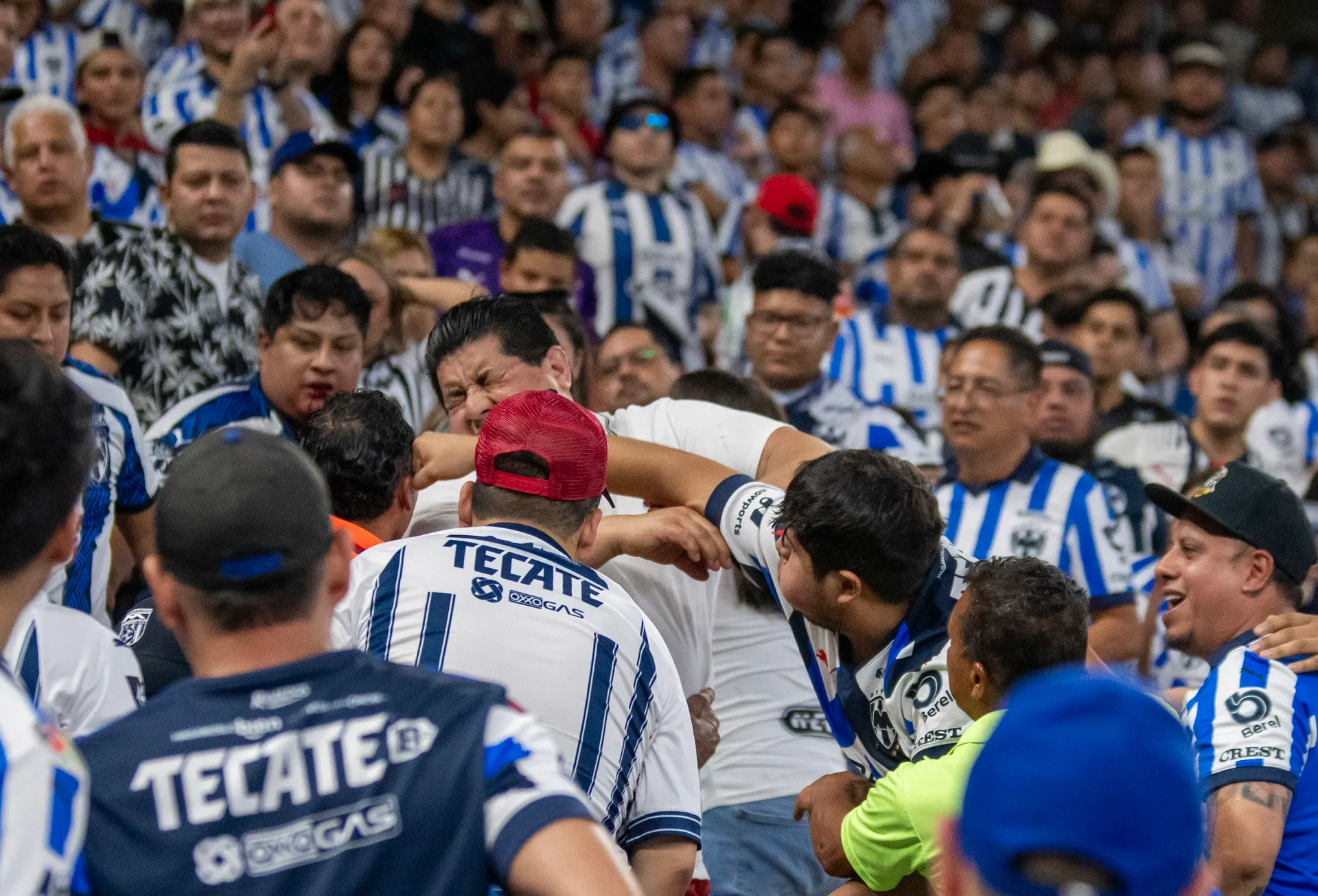 Aficionados de Rayados desatan disputa al ser eliminados en Concacaf