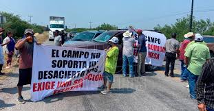 Agricultores cierran carretera en Tamaulipas