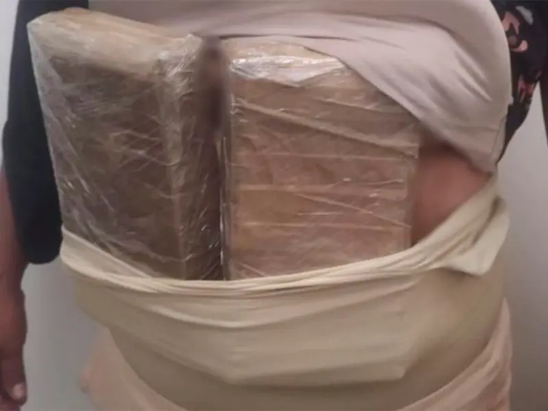 Detienen en el Aeropuerto de Guadalajara a mujer con droga adherida a su cuerpo