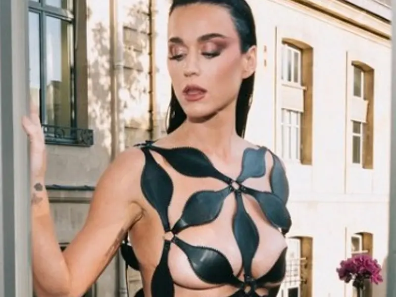 Katy Perry usó atrevido vestido en evento de moda en París