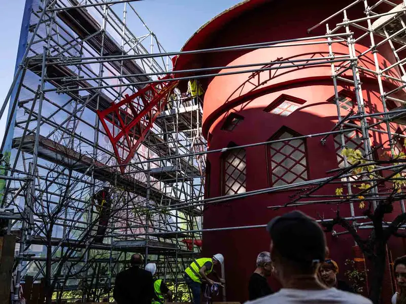 El emblemático Moulin Rouge de París recibe nuevas aspas a tiempo para los Juegos Olímpicos